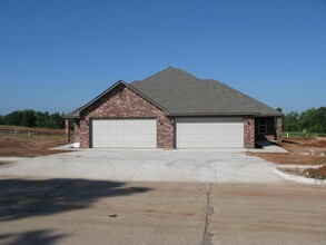 11608 Surrey Villas Ct in Yukon, OK - Building Photo - Building Photo