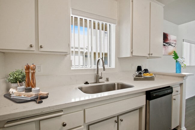 5760 Laurel Canyon Apartments in Valley Village, CA - Building Photo - Building Photo