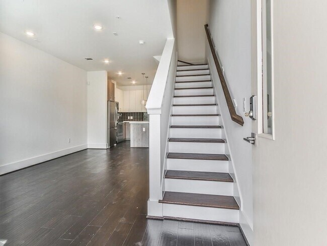 2401 Crawford St in Houston, TX - Building Photo - Building Photo