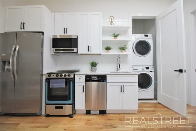 631 Willoughby Ave in Brooklyn, NY - Building Photo - Building Photo