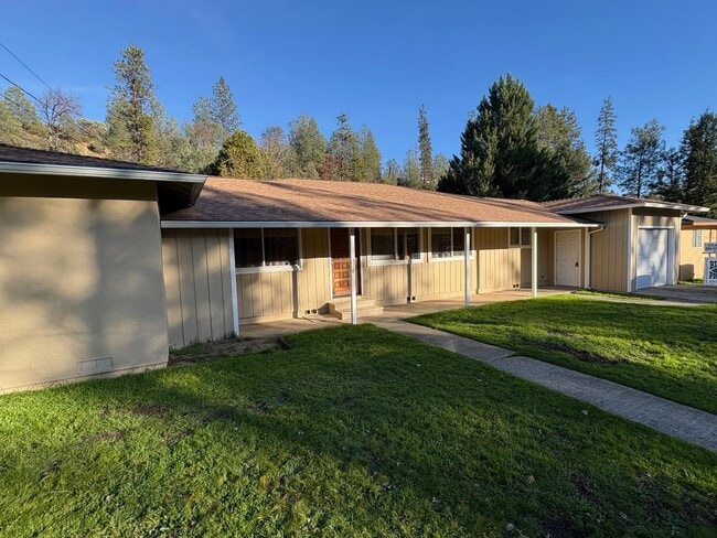 310 Barbara Ave in Weaverville, CA - Building Photo - Building Photo