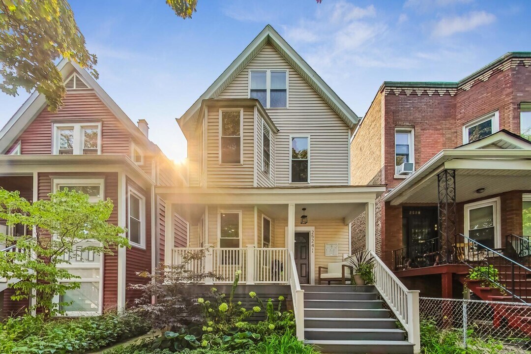 2524 N Washtenaw Ave in Chicago, IL - Building Photo