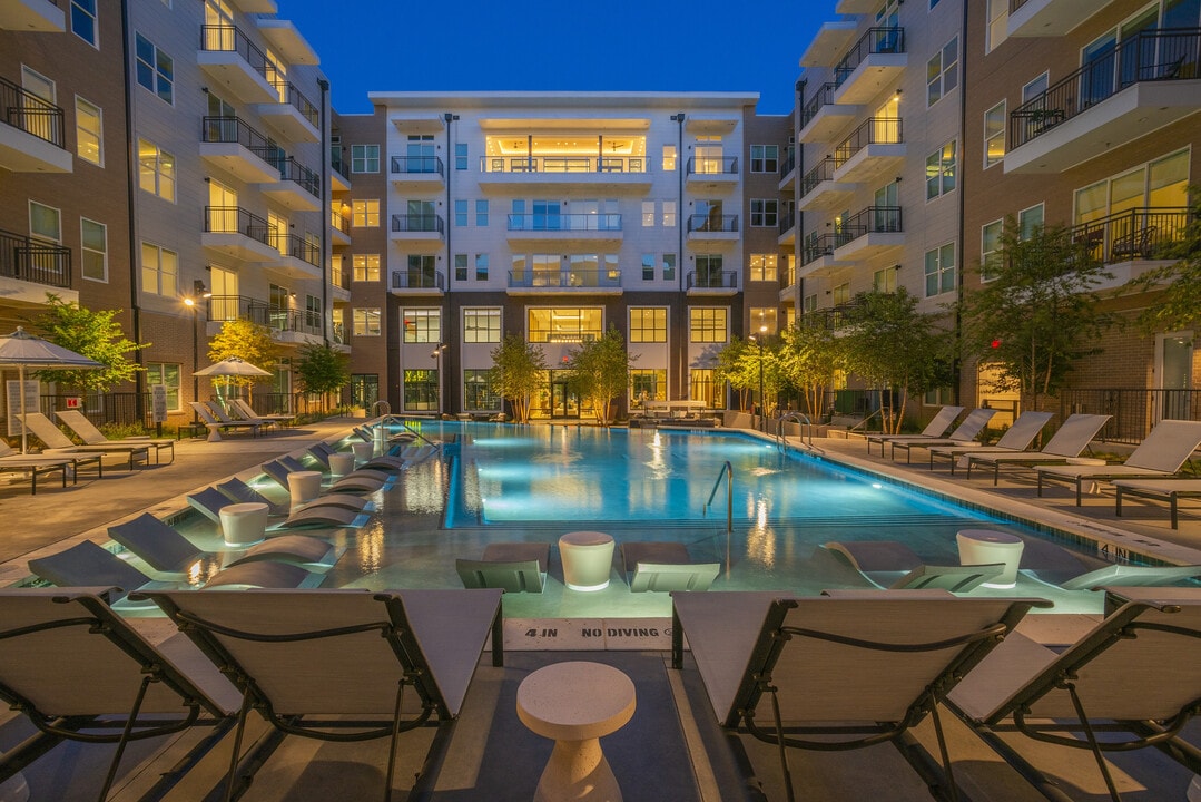 Lantower West Love in Dallas, TX - Building Photo