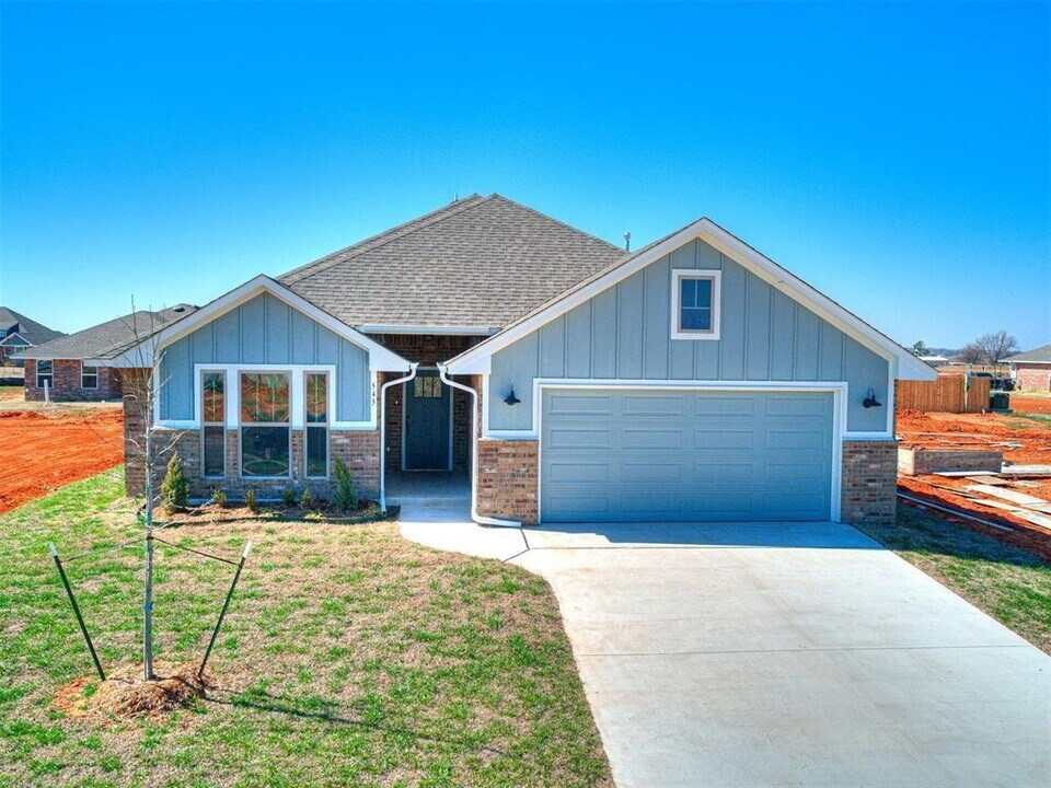 545 Grand Sycamore Dr in Washington, OK - Building Photo