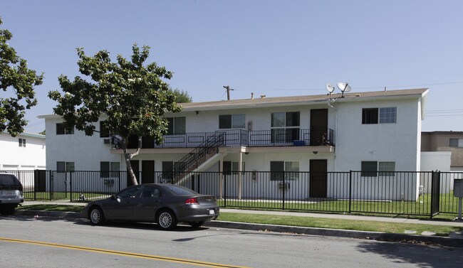 2013 E Wilshire Ave in Fullerton, CA - Foto de edificio - Building Photo
