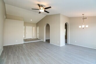 8014 W Aster Dr in Peoria, AZ - Foto de edificio - Building Photo