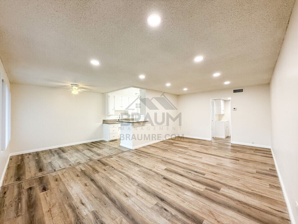 6039 Whitsett Ave, Unit 205 in Los Angeles, CA - Building Photo