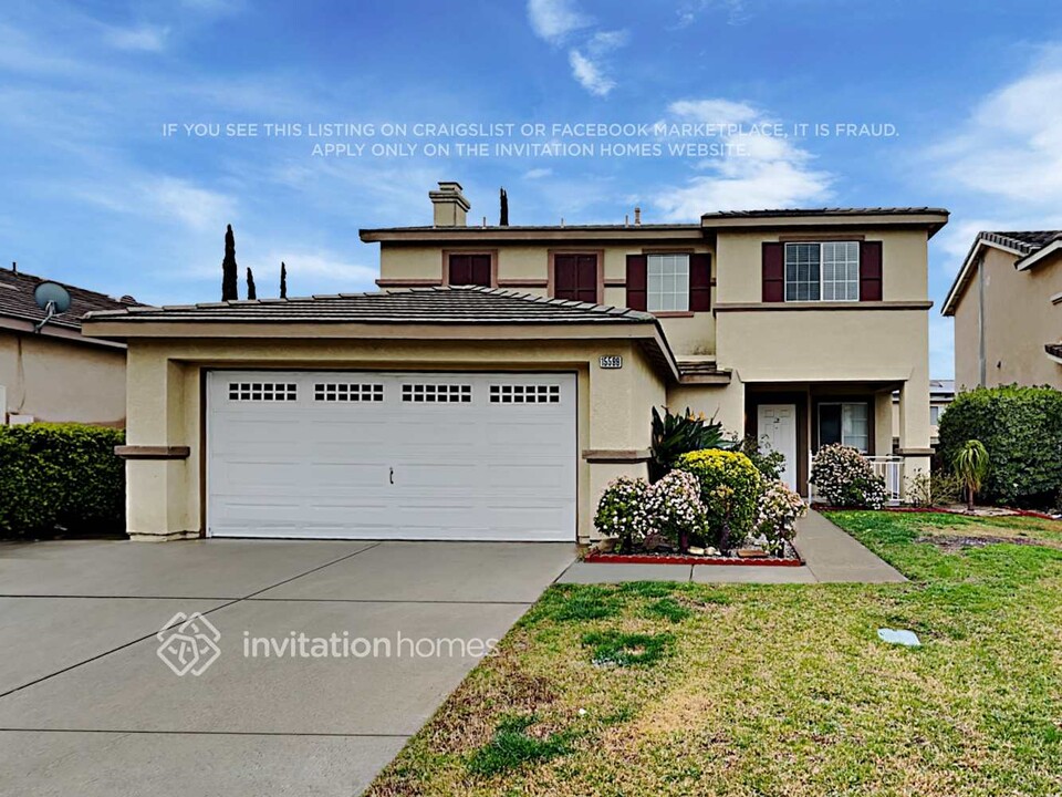 15599 Gulfstream Ave in Fontana, CA - Foto de edificio