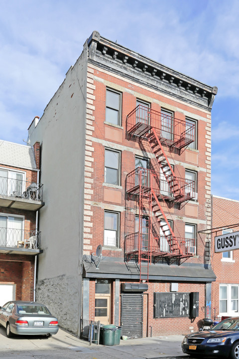 20-14 29th St in Astoria, NY - Building Photo