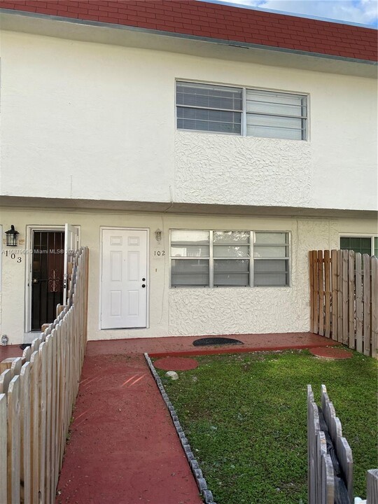 1460 NE 151st St in North Miami Beach, FL - Building Photo