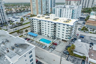 Hyde Park Towers in Hollywood, FL - Foto de edificio - Building Photo