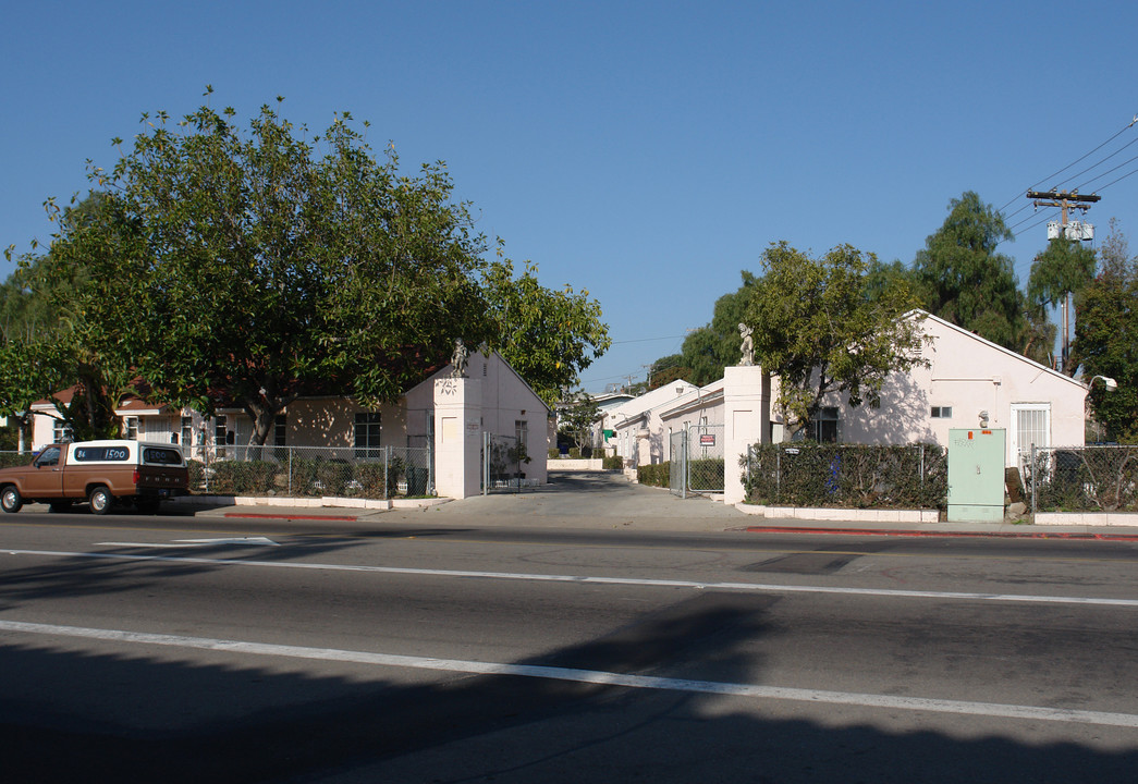 201-209 San Ysidro Blvd in San Ysidro, CA - Building Photo