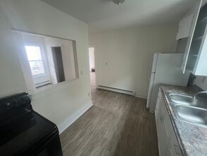 75 1/2 Kinsley St, Unit APT A in Nashua, NH - Building Photo - Building Photo