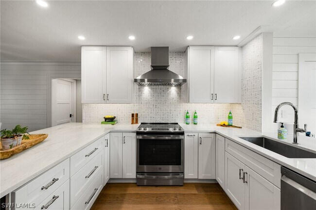 3135 Riviera Dr in Naples, FL - Building Photo - Building Photo