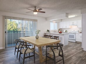 The Penthouse Apartments "Call for Specials" in San Diego, CA - Foto de edificio - Building Photo