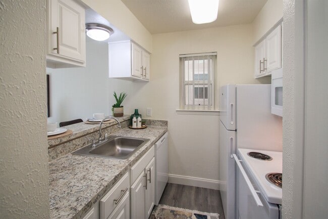 The Summit at Midtown in Dallas, TX - Building Photo - Building Photo