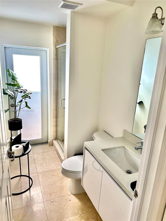 10450 NW 69th Terrace in Doral, FL - Building Photo - Building Photo