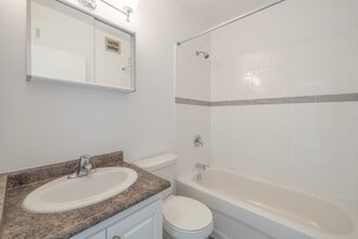 De Laurentian Apartments in Hamilton, ON - Building Photo - Building Photo