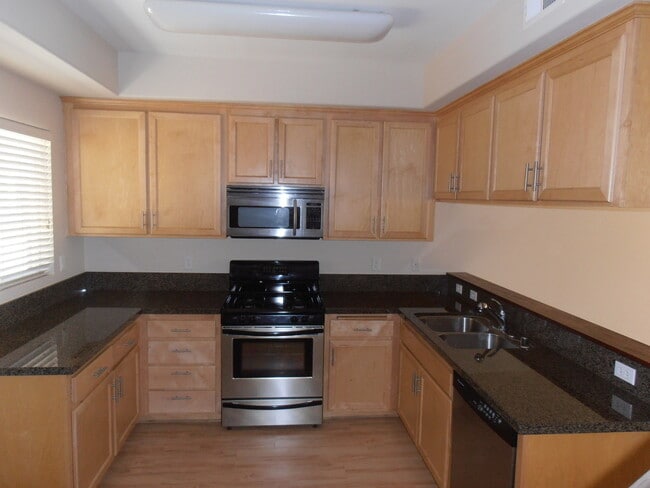 14548 Evan Way in Van Nuys, CA - Foto de edificio - Building Photo