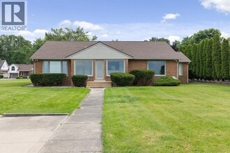 13994 Riverside Dr E in Tecumseh, ON - Building Photo - Building Photo