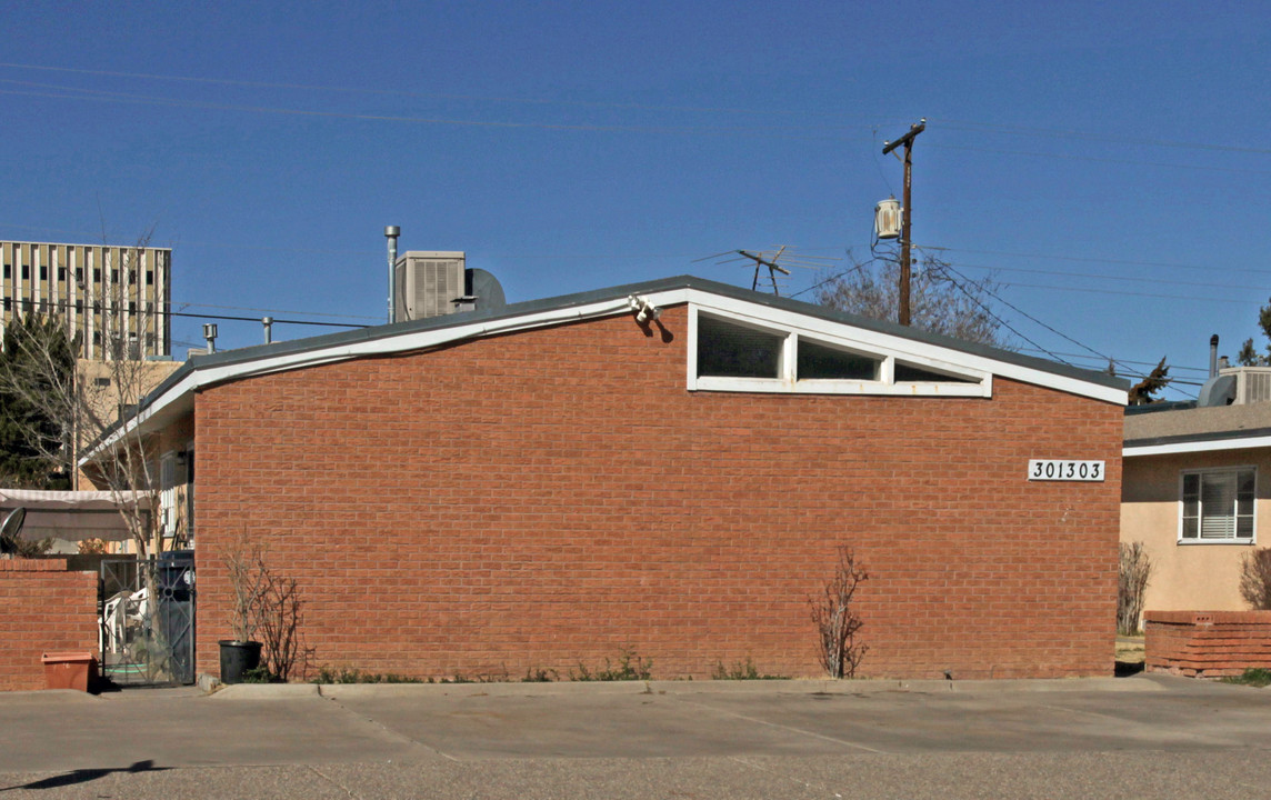 301 Palomas Dr NE in Albuquerque, NM - Foto de edificio