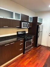 1370 1/2 W Estes Ave in Chicago, IL - Building Photo - Building Photo