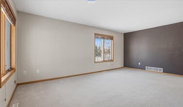 5191 W Lanark Dr in Grand Forks, ND - Foto de edificio - Building Photo