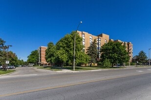 18 Mall Rd in Hamilton, ON - Building Photo