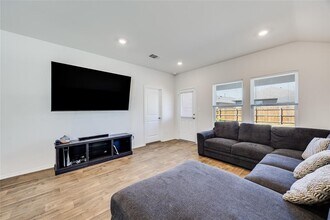 17409 Ginning Ct in Elgin, TX - Building Photo - Building Photo