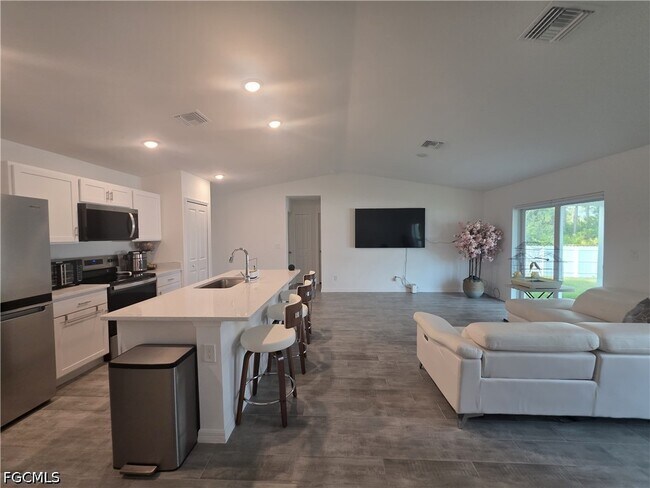 4421 NE 15th Pl in Cape Coral, FL - Building Photo - Building Photo