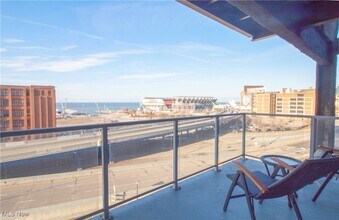 701 W Lakeside Ave in Cleveland, OH - Foto de edificio - Building Photo