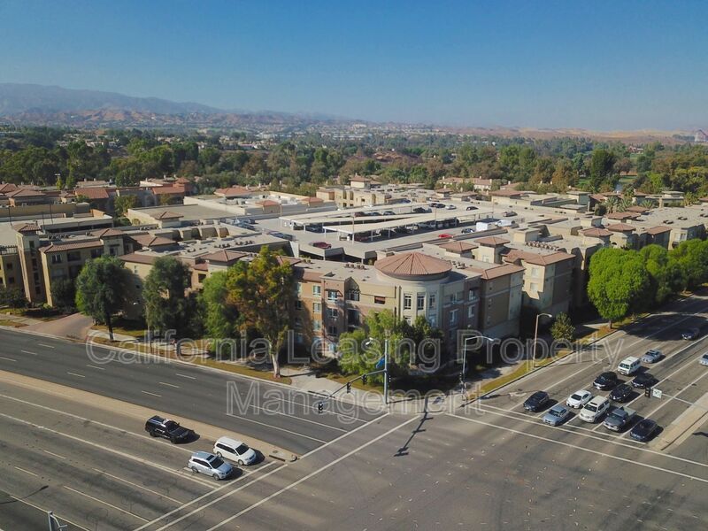 24507 Town Center Dr in Santa Clarita, CA - Foto de edificio