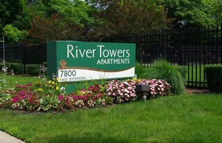 7800 E Jefferson Ave in Detroit, MI - Building Photo