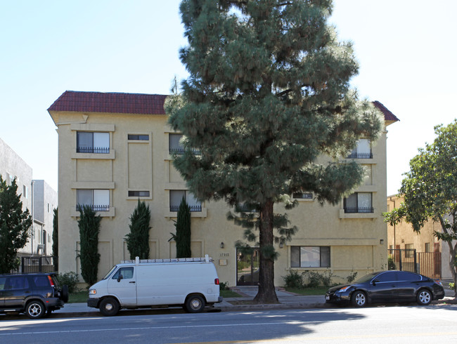 17312 Chatsworth St in Granada Hills, CA - Foto de edificio - Building Photo