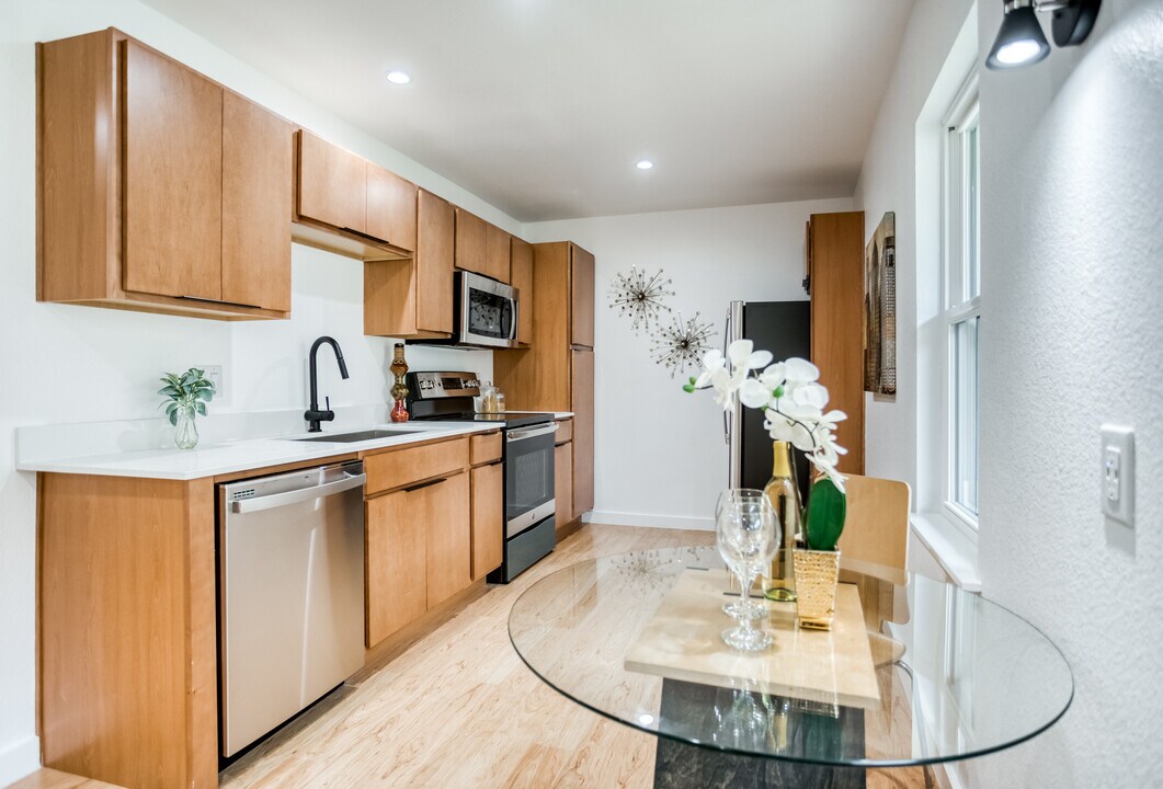 The Wilshire in Dallas, TX - Building Photo