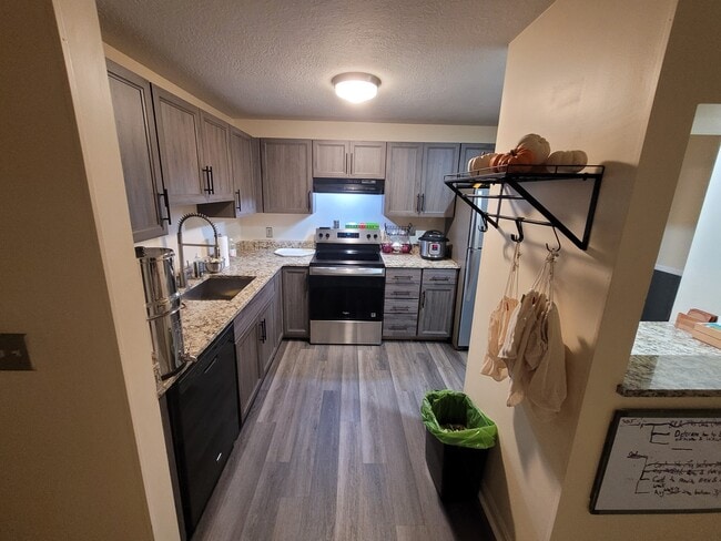 5 Timberwood Dr, Unit 206 in Goffstown, NH - Foto de edificio - Building Photo