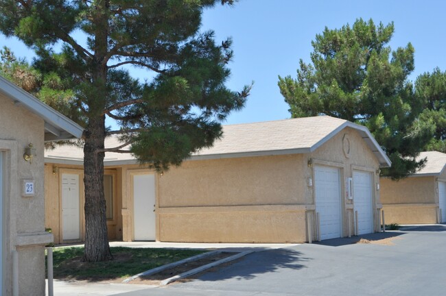 Desert Winds in Hesperia, CA - Foto de edificio - Building Photo