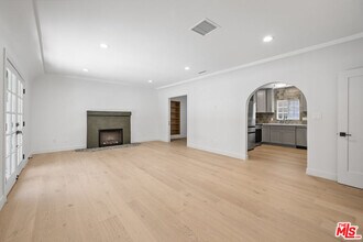 839 Westmount Dr in West Hollywood, CA - Building Photo - Building Photo