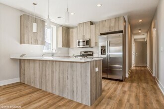 3216 N Karlov Ave in Chicago, IL - Building Photo - Building Photo