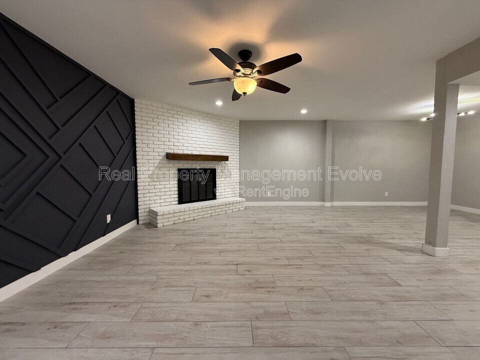 606 E Royal Palm Square N in Phoenix, AZ - Building Photo