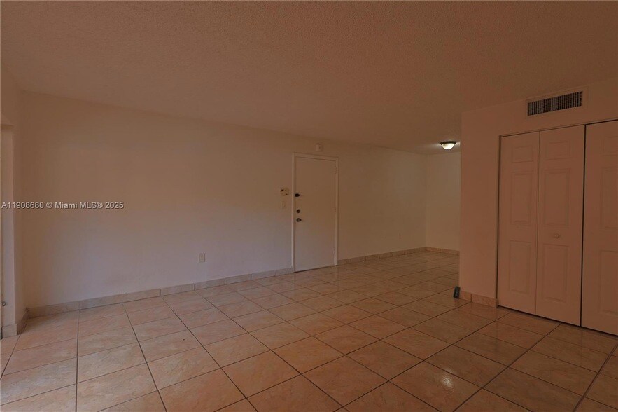 7230 Fairway Dr, Unit F15 in Miami Lakes, FL - Building Photo