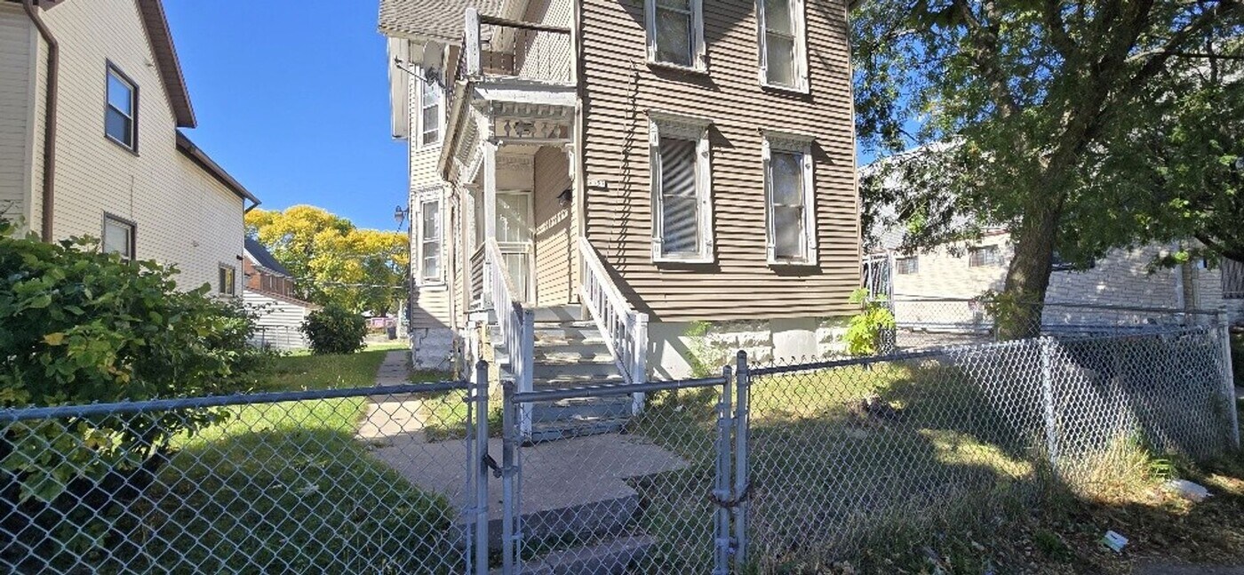 2557 N 8th St in Milwaukee, WI - Building Photo