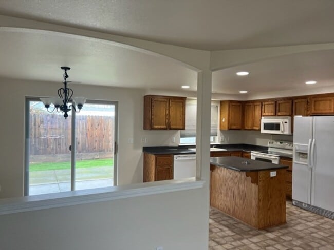 2346 Stonefield Way in Medford, OR - Foto de edificio - Building Photo