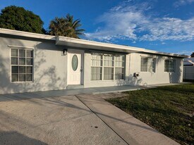 616 Wright Dr in Lake Worth Beach, FL - Building Photo