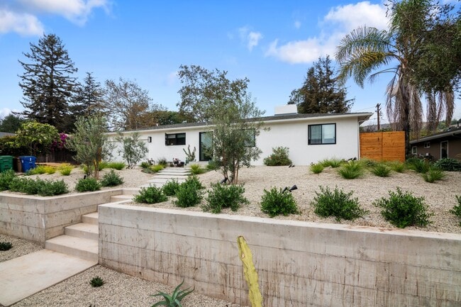 3116 Calle Fresno in Santa Barbara, CA - Foto de edificio - Building Photo