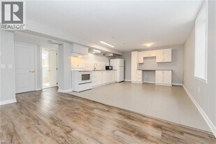 58 Beverly St in Cambridge, ON - Building Photo