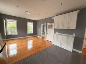 337 Cambridge St, Unit 2 in Cambridge, MA - Foto de edificio - Building Photo