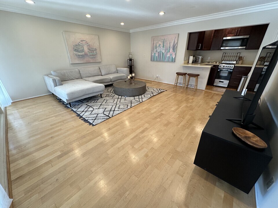 21431 Salamanca Ave in Los Angeles, CA - Building Photo