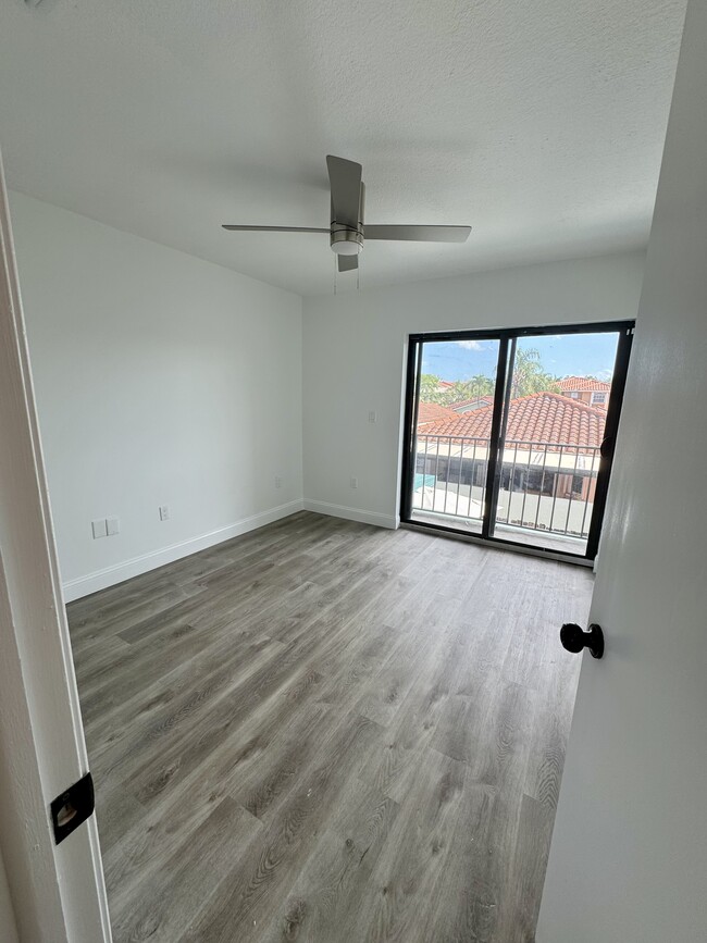 10806 SW 72nd St in Miami, FL - Building Photo - Building Photo