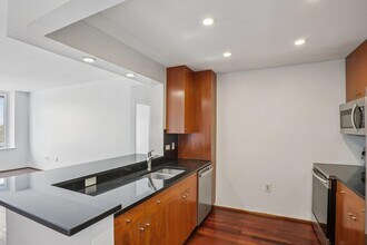 3110 City Pl in Edgewater, NJ - Building Photo - Building Photo